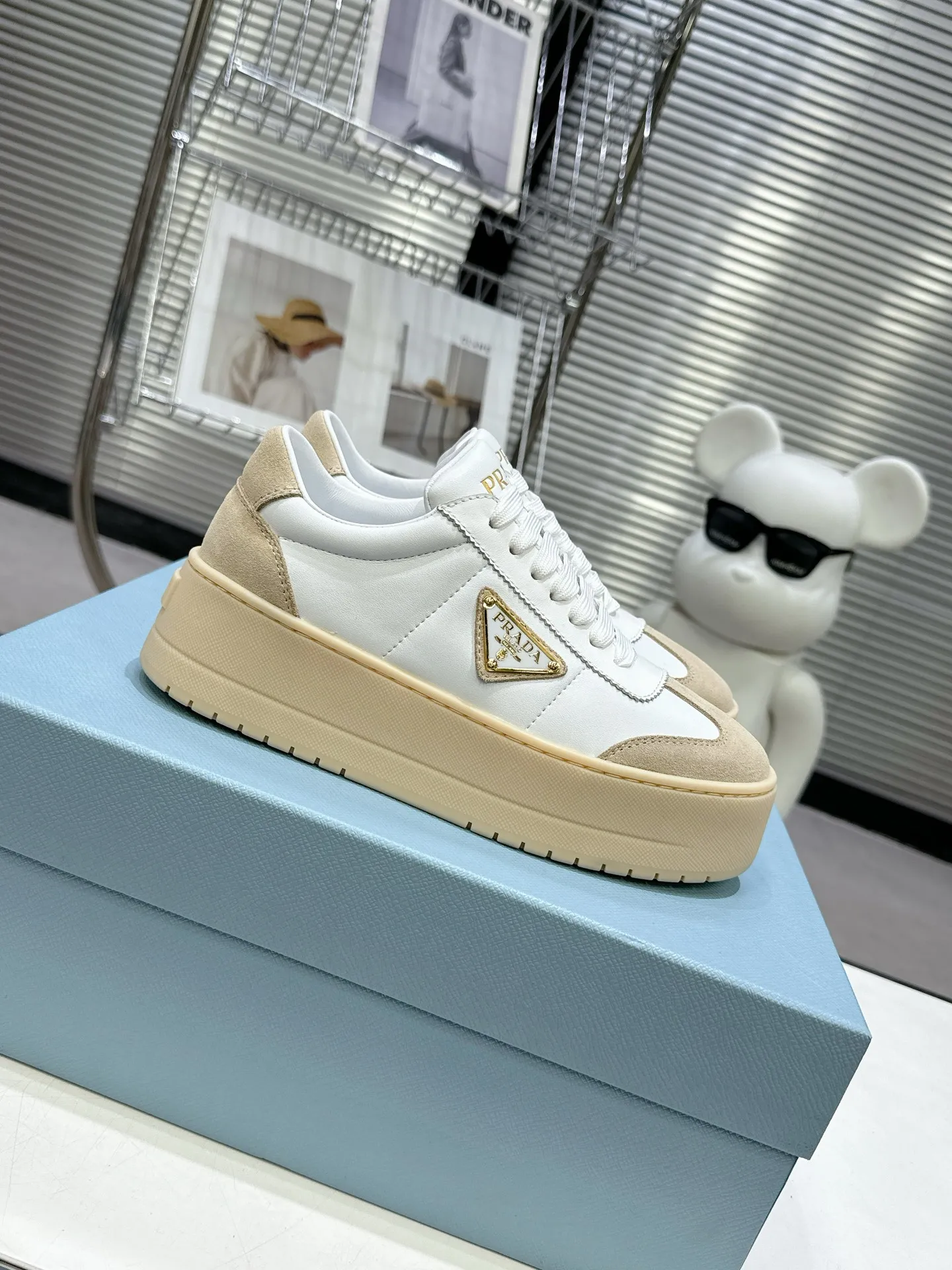 👟👟Ex-factory price 600👟👟 Prada Latest Downtown Bold series Thick-soled Platform Shoes Triangle Logo Casual Sports Shoes White Shoes Original purchase, development and production Downtown Bold sneakers are inspired by the basketball shoes of the 1980s, with sporty design and exquisite details. Crafted from perforated leather, the statement platform sole provides a unique, modern style. The Prada logo is interpreted from different angles, decorated with the iconic enameled triangular metal logo, highlighting the unique classic style. Exquisite packaging at the delivery counter🛍📦 ▪️Fabric: Original custom imported first-layer cowhide ▪️Inner lining: Original imported sheepskin ▪️Outsole: Original open-molded ultra-light foam material ▪️Sole thickness: 4.5CM ▪️Size: Women's 35-40